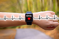 Schon lange mehr als nur eine Armbanduhr: Smartwatches gibt es seit einiger Zeit z. B. auch mit EKG-Funktion.