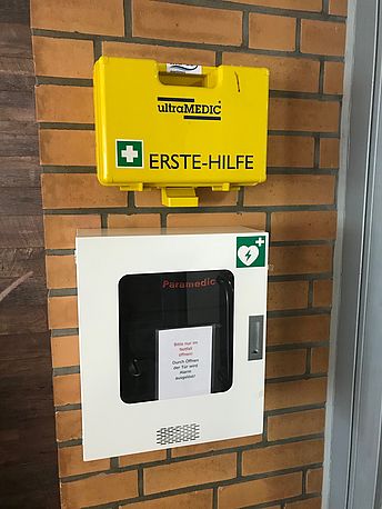 AED im Hauptgebäude