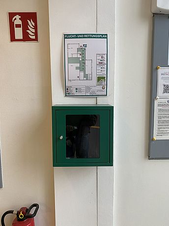 AED-Kasten an der Wand