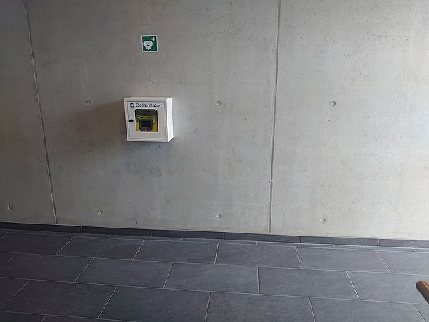 AED im Treppenhaus