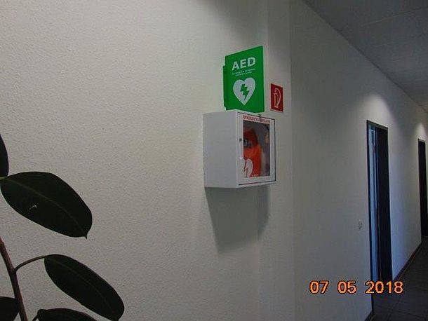 AED mit Hinweisschild