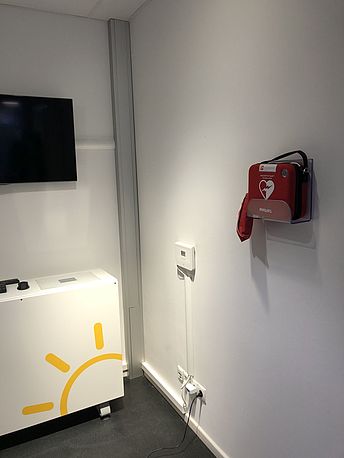 AED an der Wand