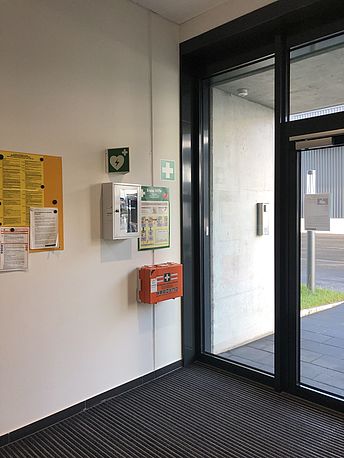 AED an der Eingangstür