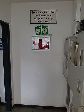 AED hinter der Eingangstür